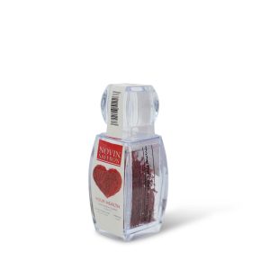 نمایی از زعفران سرخ و خوش‌رنگ در محفظه فانتزی با طرح قلب، محصولی از برند نوین زعفران