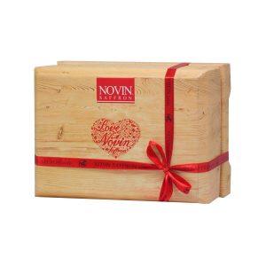 صندوقچه چوبی نوین زعفران شامل دمنوش گل محمدی و چای سبز با شاخه نبات